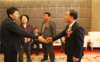 國家發(fā)展改革委資源節(jié)約與環(huán)境保護(hù)司牛波處長（和劉總握手）、全國墻材革新工作委員會(huì)會(huì)長滕軍力（女士）